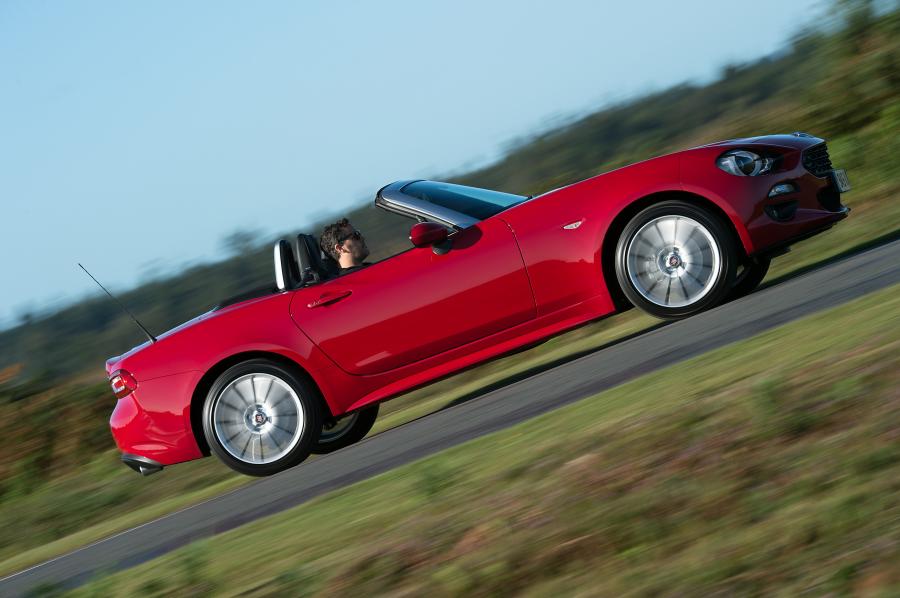  Fiat 124 Spider  2016 года  (UK) (фото 6 из 37)